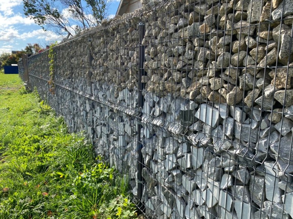 Забор из необычных материалов