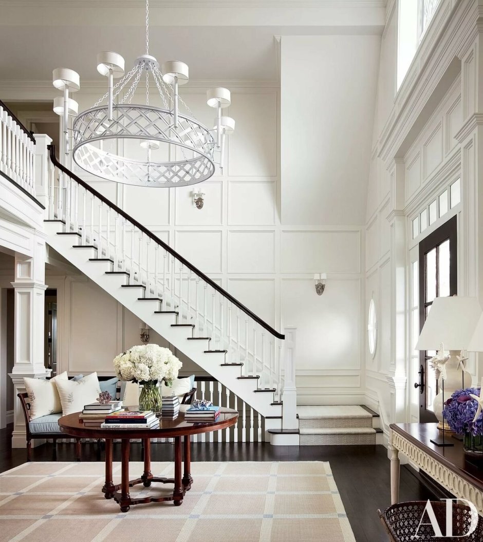 Гостиная с лестницей в классическом стиле