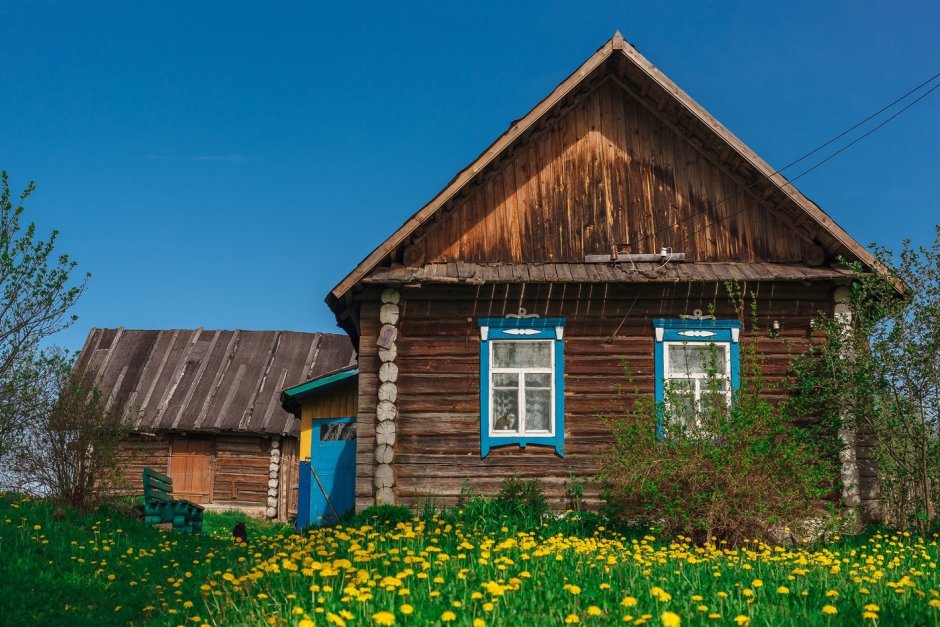 Деревянный дом в деревне