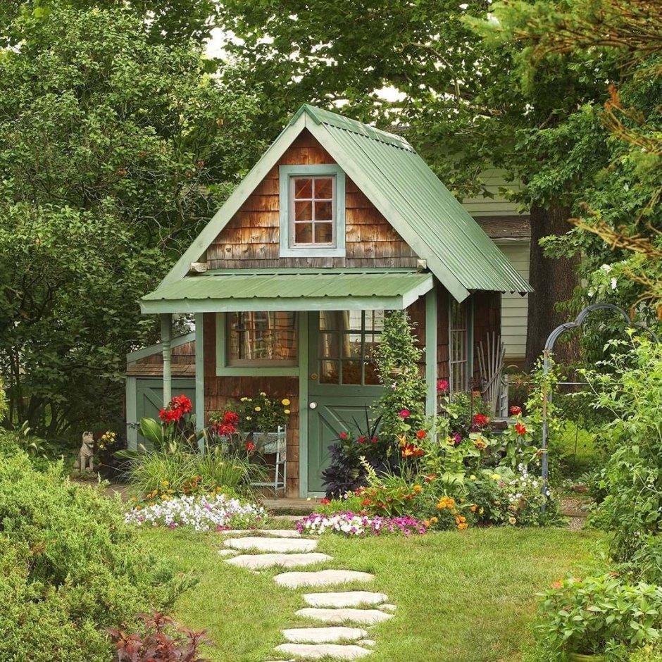 Маленький садовый домик