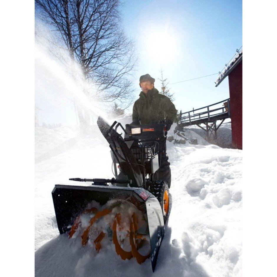 Снегоуборочник электрический самоходный со шнеком
