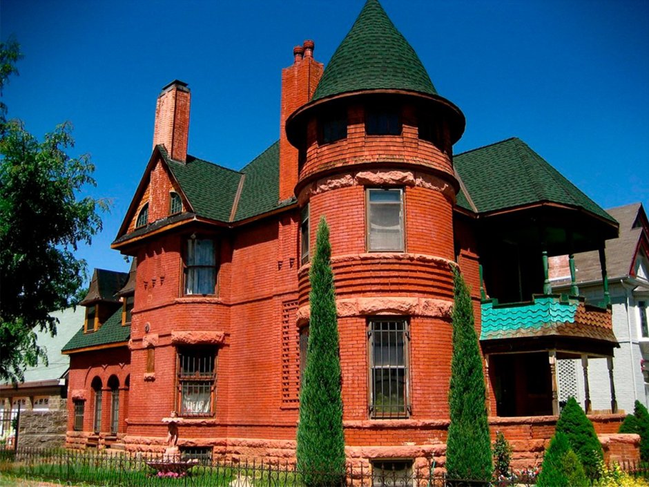 Кирпичный дом в викторианском стиле