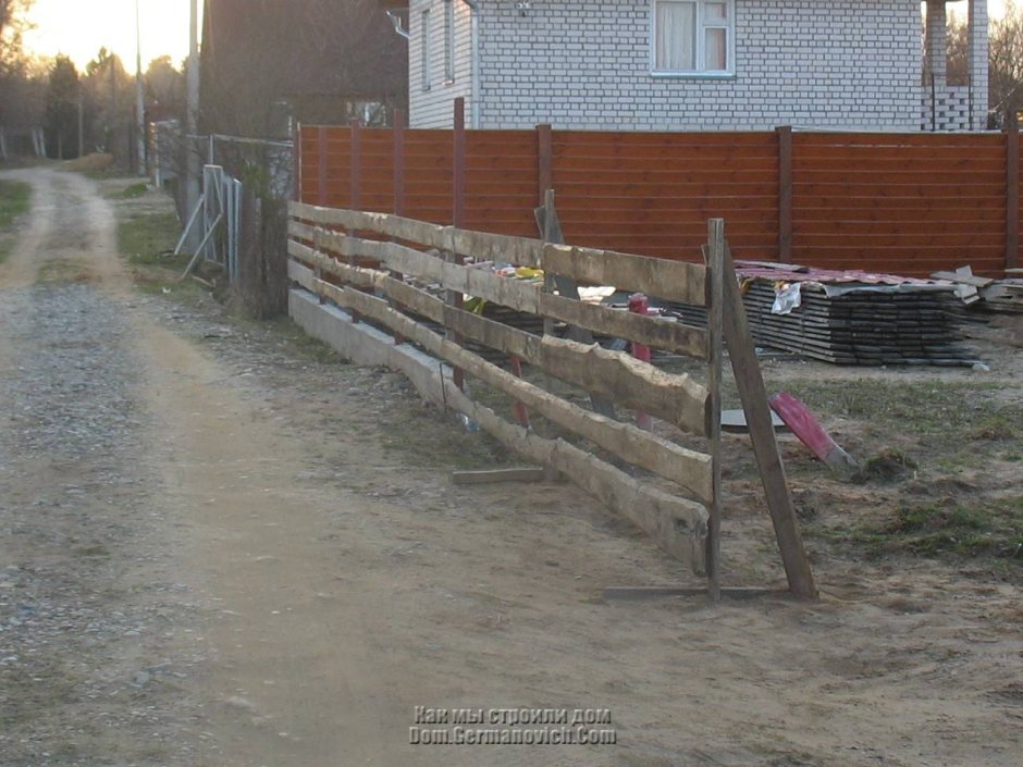 Временный деревянный забор для стройки