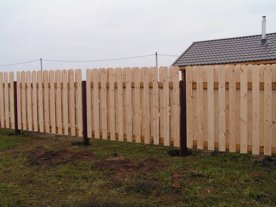 Забор деревянный вертикальный