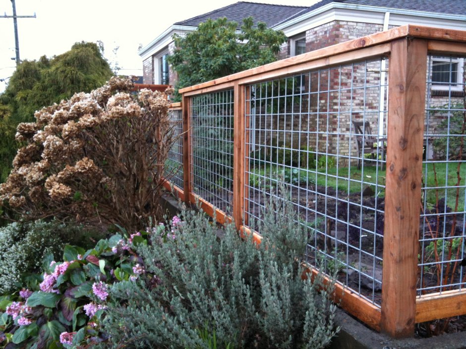 Забор из сетки и дерева комбинированный