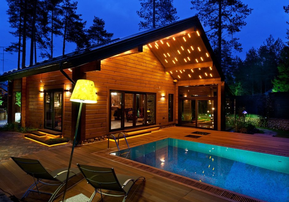 Деревянный дом с бассейном