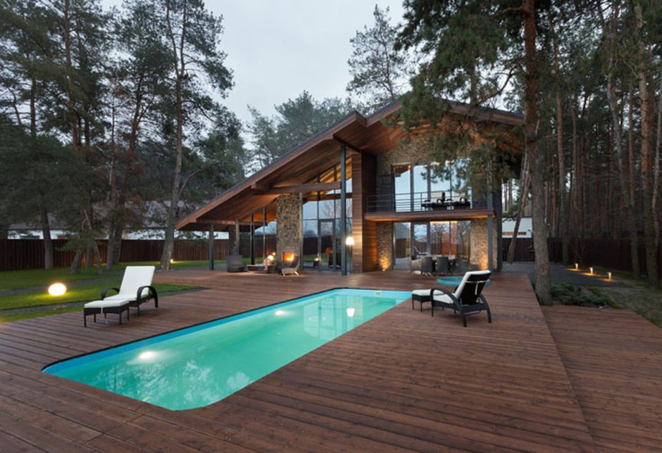 Деревянный дом с бассейном