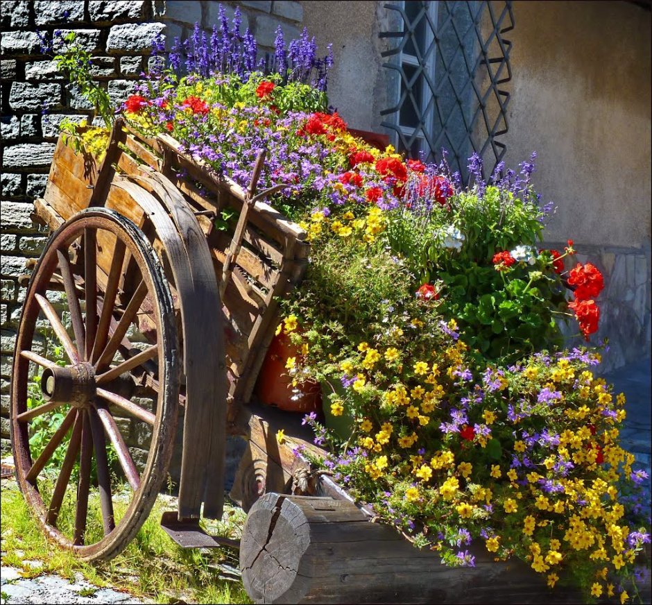 Садовый декор телега с цветами
