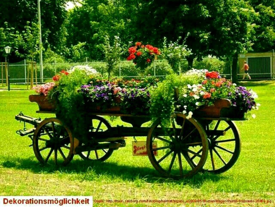 Декоративная телега для сада с цветами