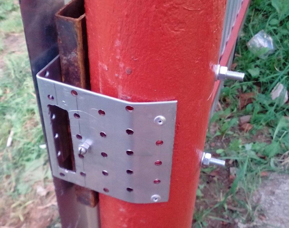 Крепеж привода ворот к столбам профиля 80 мм.