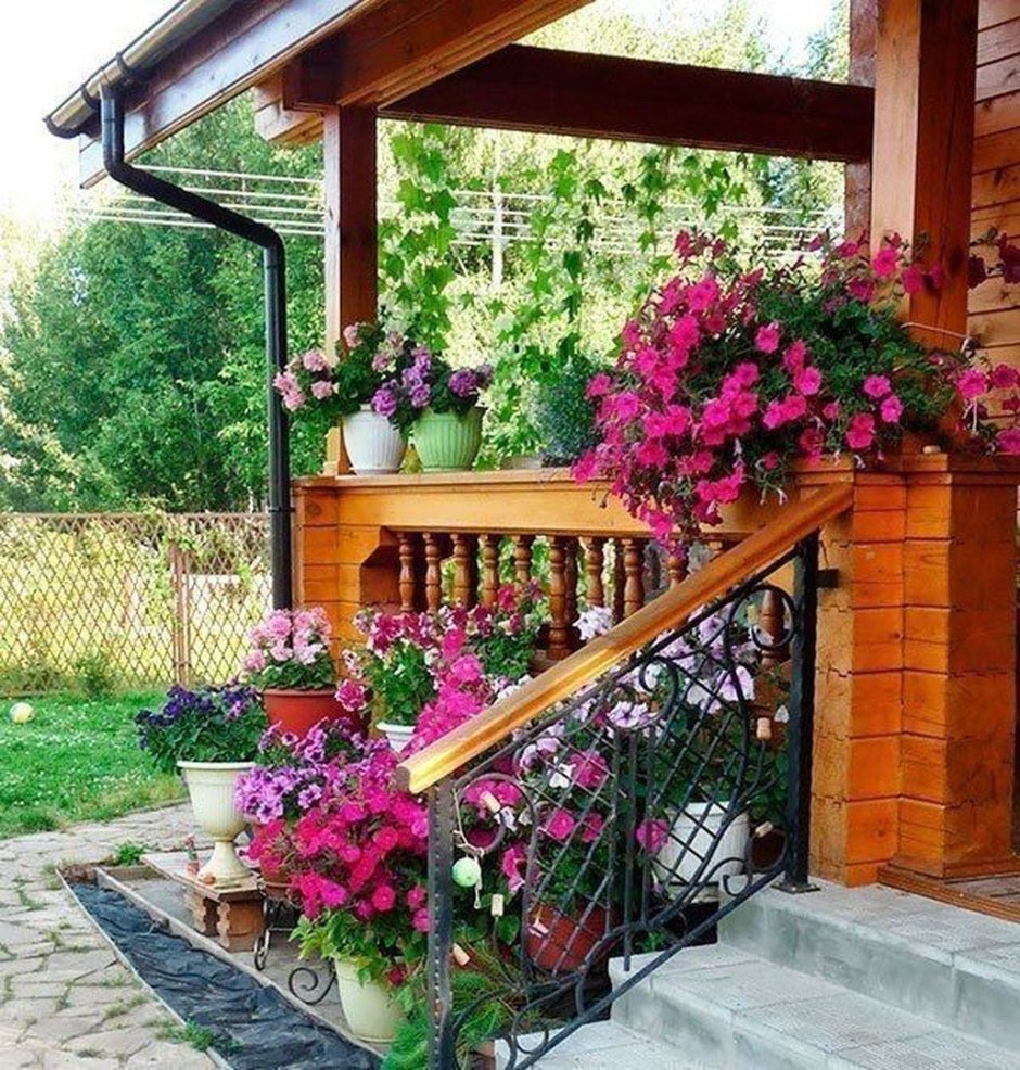 Красивая терраса с цветами