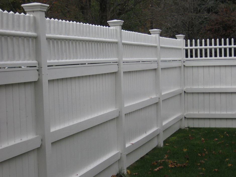 Красивый деревянный белый забор