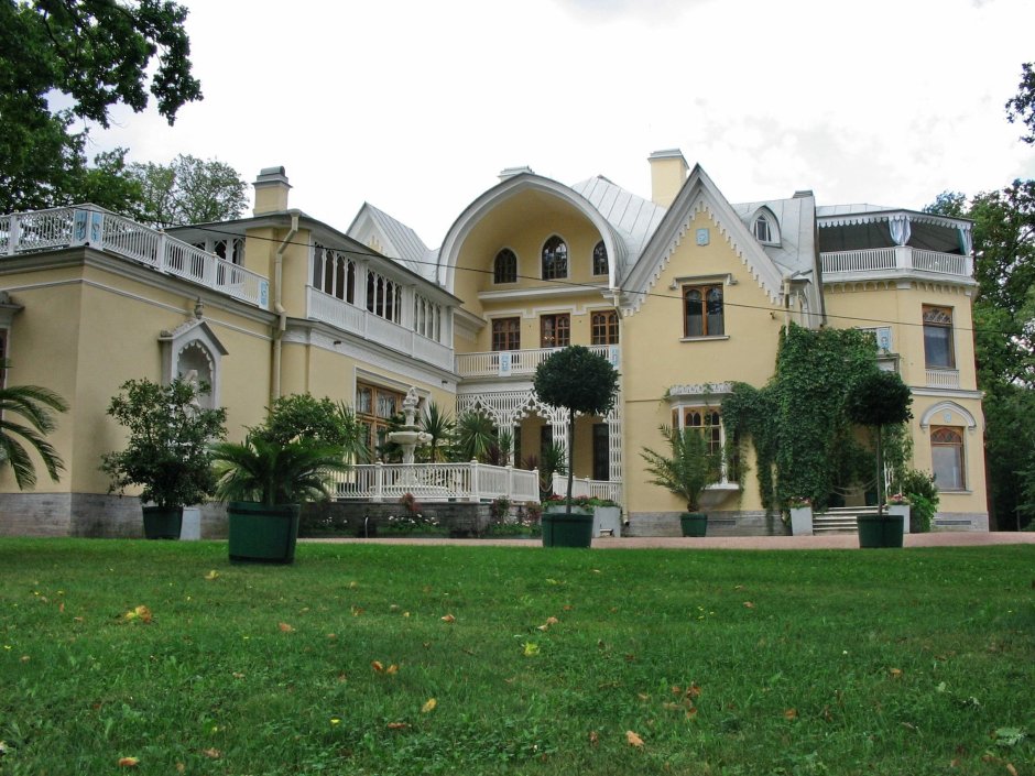 Дворец коттедж в парке Александрия в Петергофе