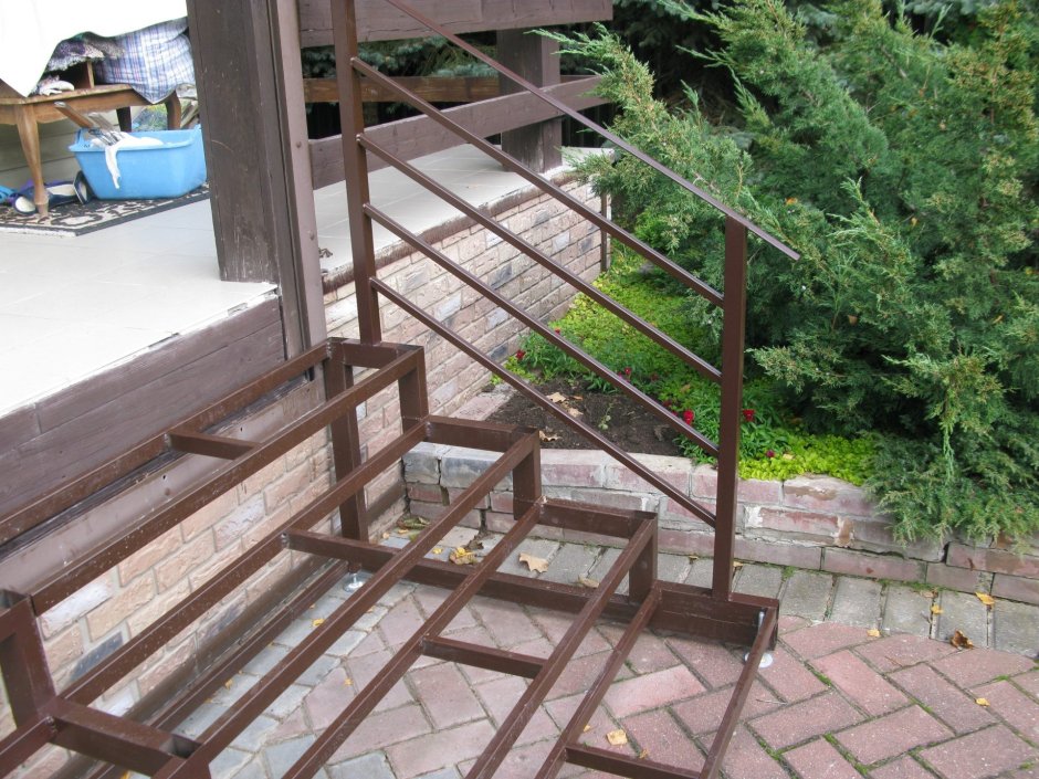 Уличная лестница эко 1 ступень ( приступок) из ПВЛ коричневый каркас