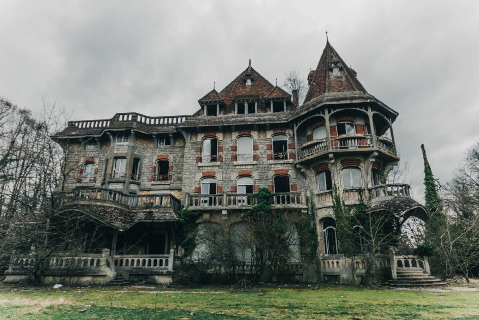 Заброшенный замок во Франции