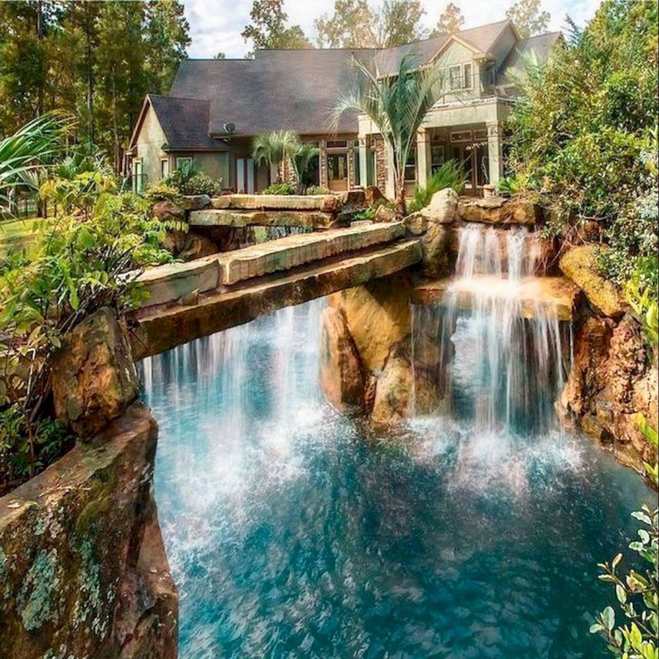 Дом около водопада