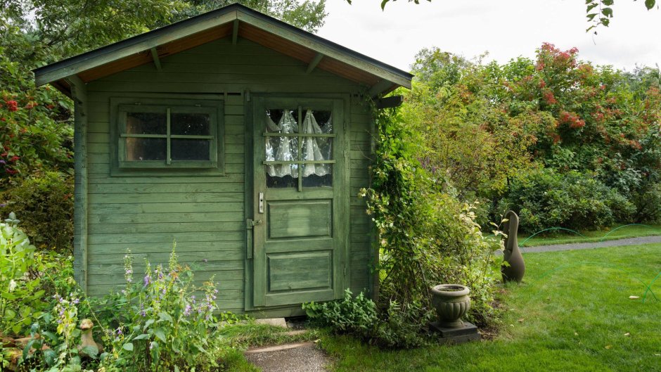Зеленый садовый домик