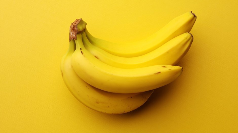Банан на желтом фоне