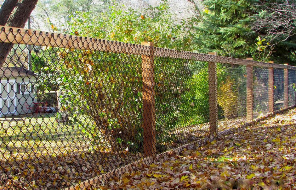 Забор из сетки рабицы и дерева