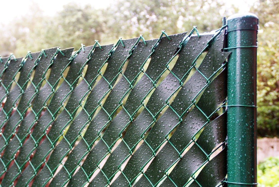 Забор с сетки рабицы