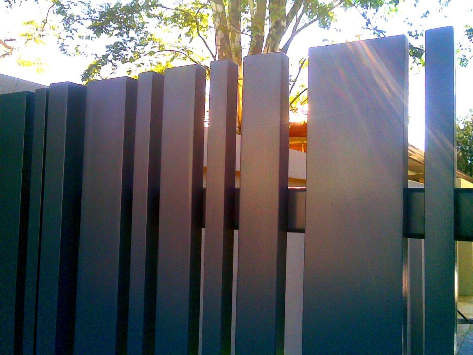 Забор вертикальный металлический