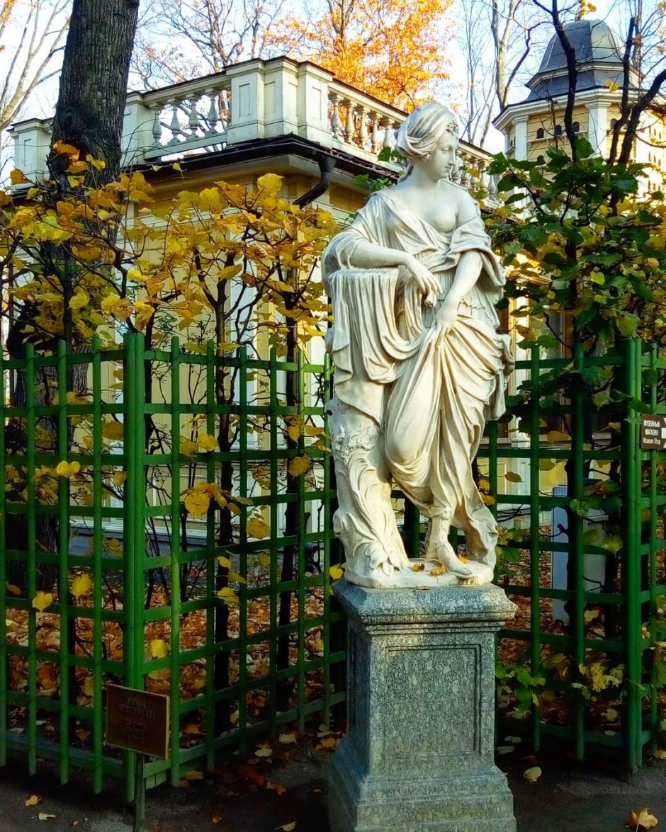 Скульптура летнего сада в Санкт-Петербурге нимфа летнего сада