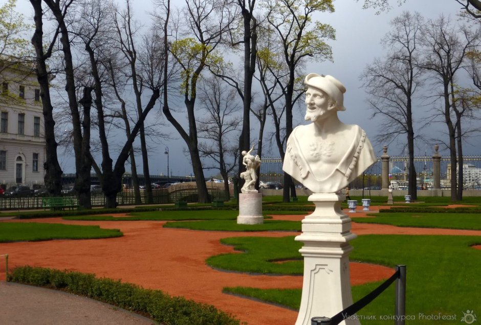 Центральная аллея летнего сада в Санкт-Петербурге