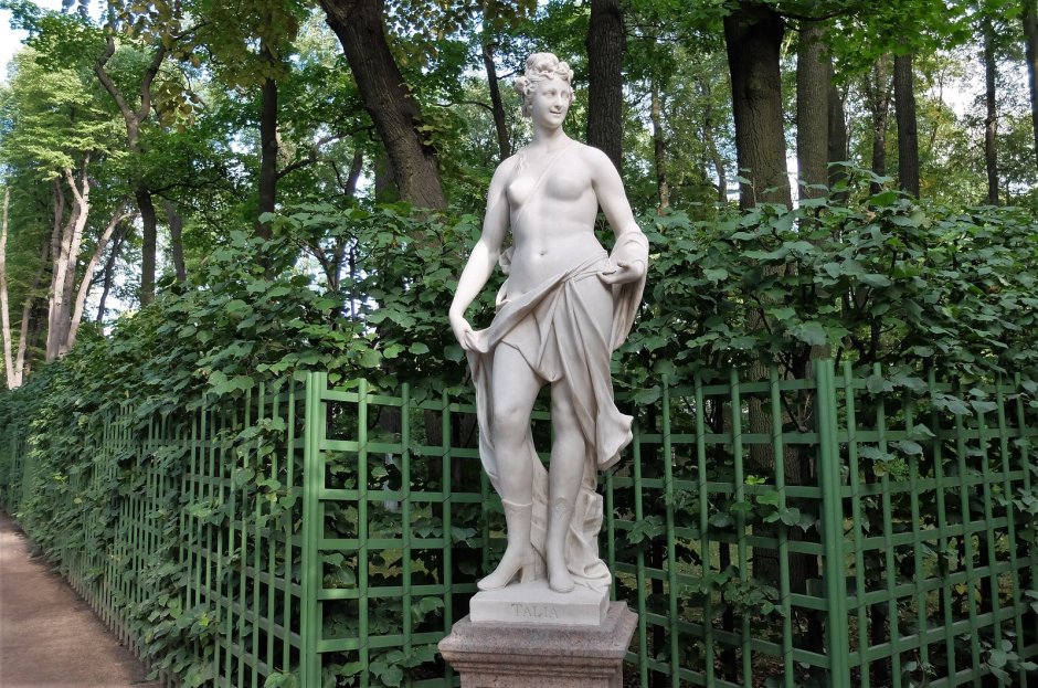 Статуя в летнем саду у дворца дворца Петра 1