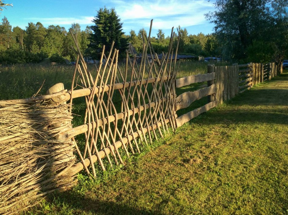 Деревня забор плетень двор