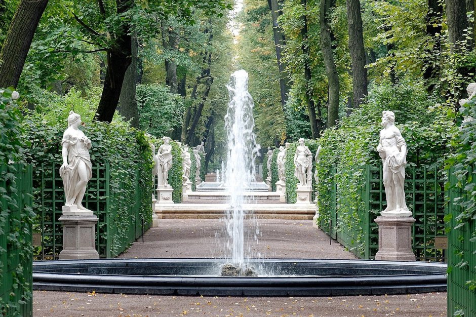 Статуи летнего сада в Санкт-Петербурге