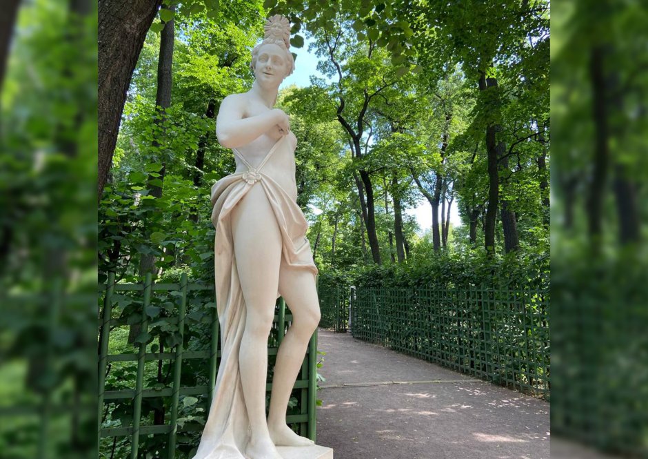 Статуя Юность в летнем саду