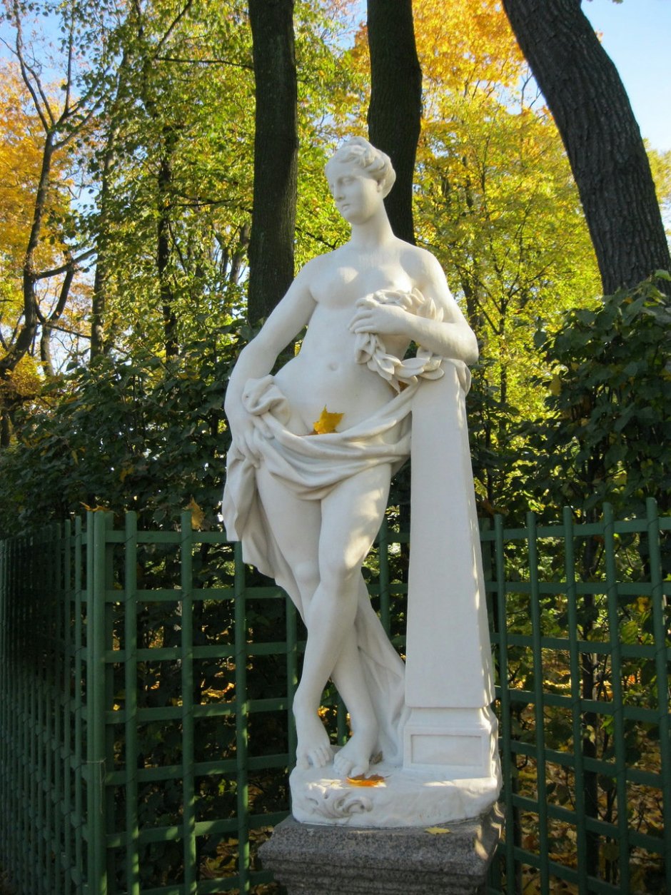 Статуя Слава в летнем саду
