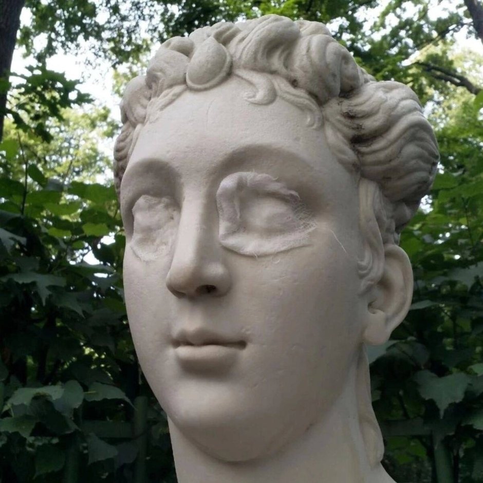 Статуя Петрония Прима