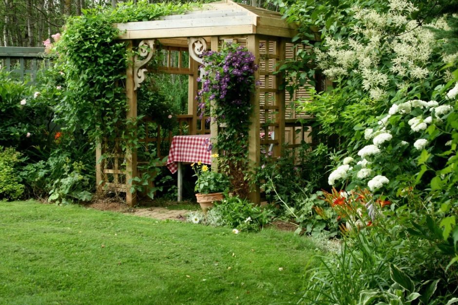 Уютный уголок в саду