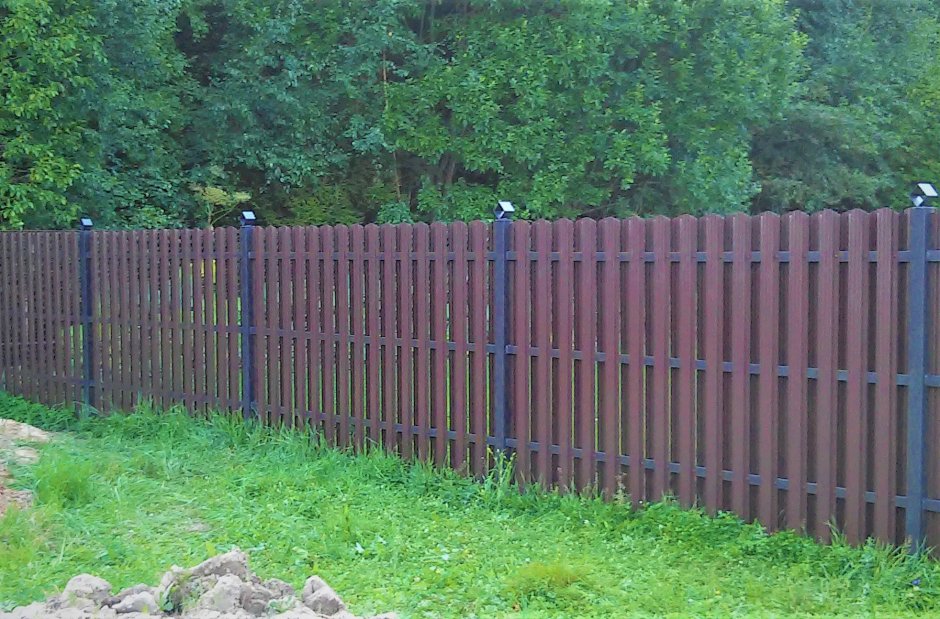 Забор из евроштакетника 132 мм