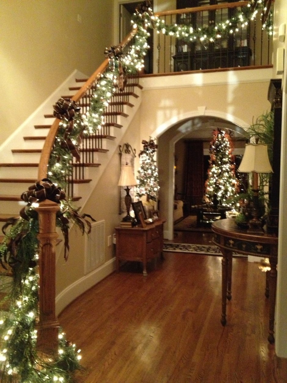 Новогоднее украшение лестницы в доме