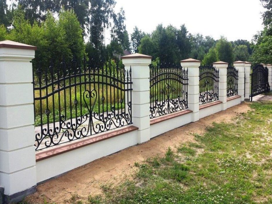Забор из бетонных столбов