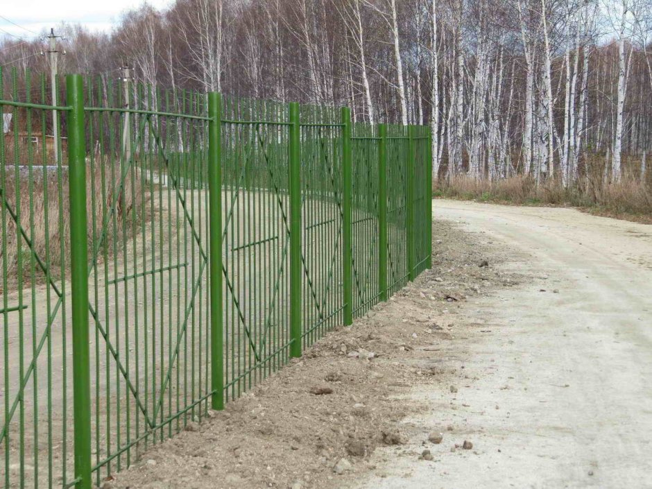 Забор из металлических прутьев