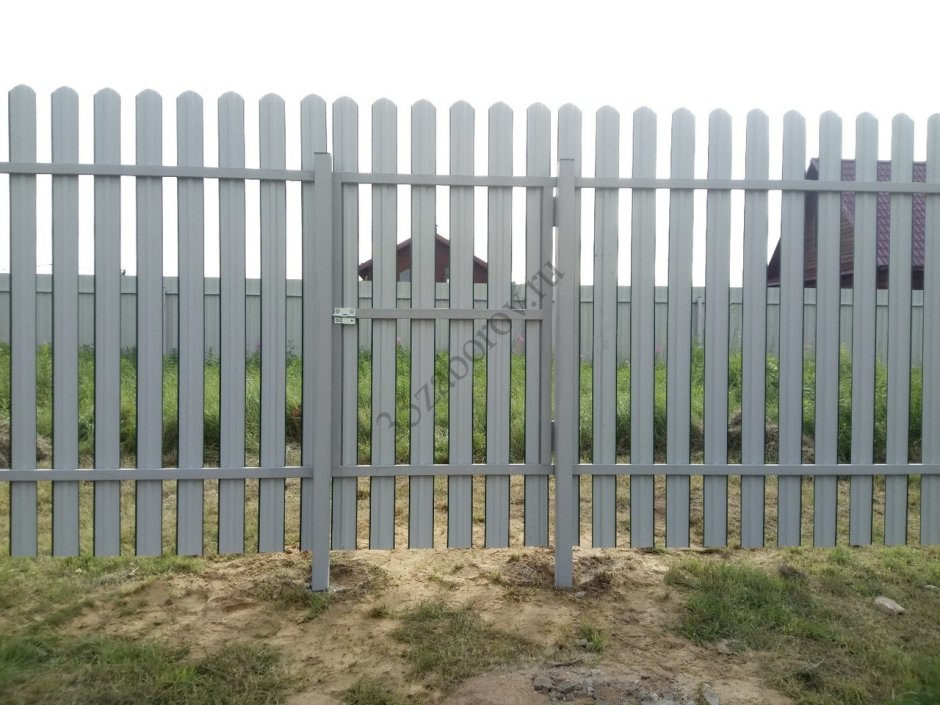 Забор серый штакетник