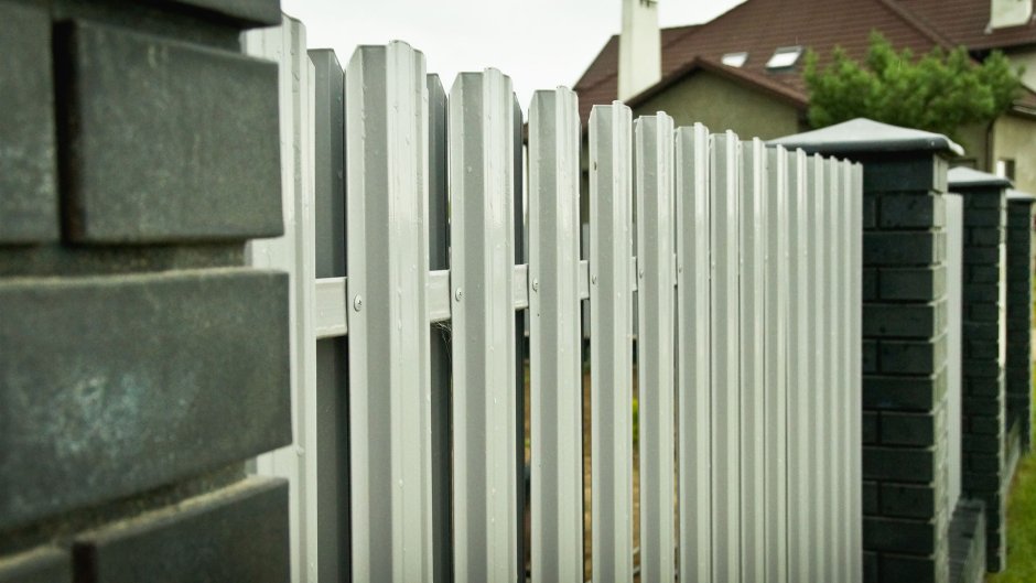 Забор штакетник металлический ral7004