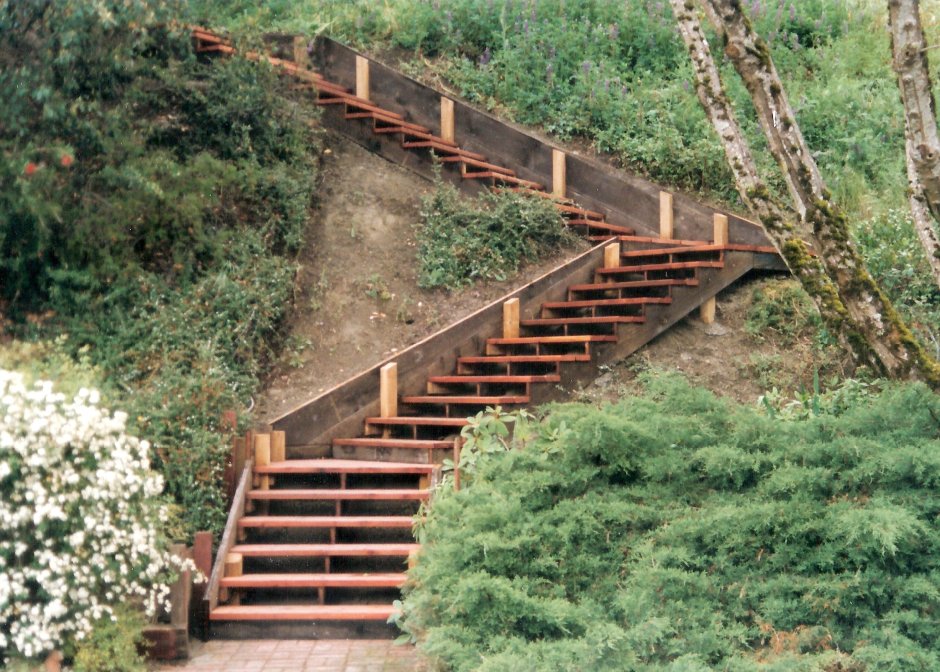 Деревянная лестница в ландшафте