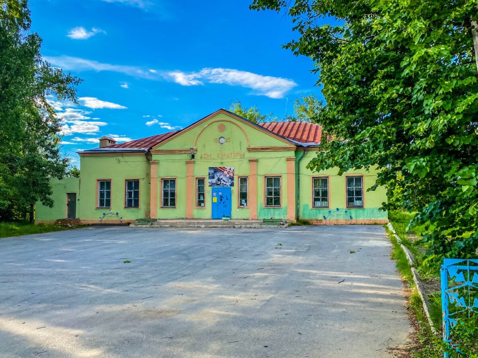 Сельское здание дворца культуры из кирпича