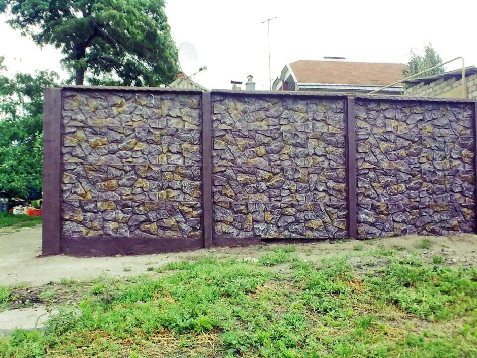 Забор из бетонных декоративных панелей