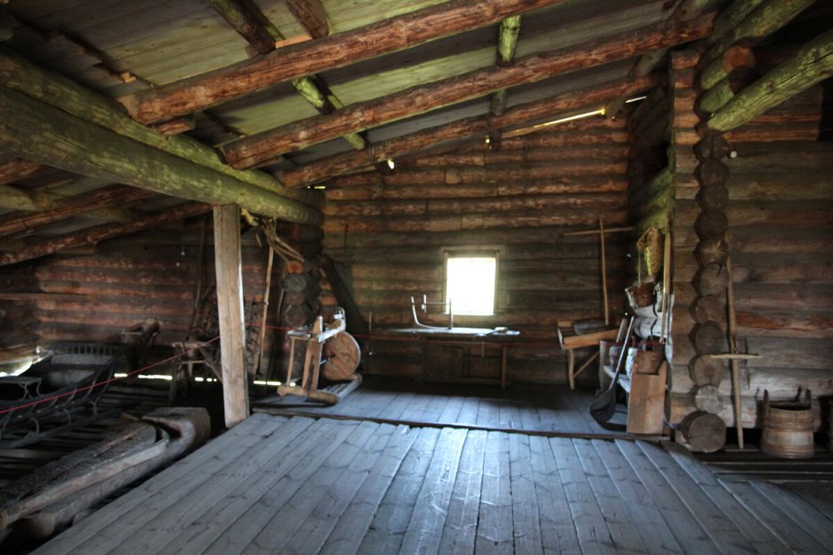 Старый деревянный дом внутри