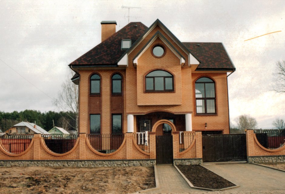 Кирпичный загородный дом