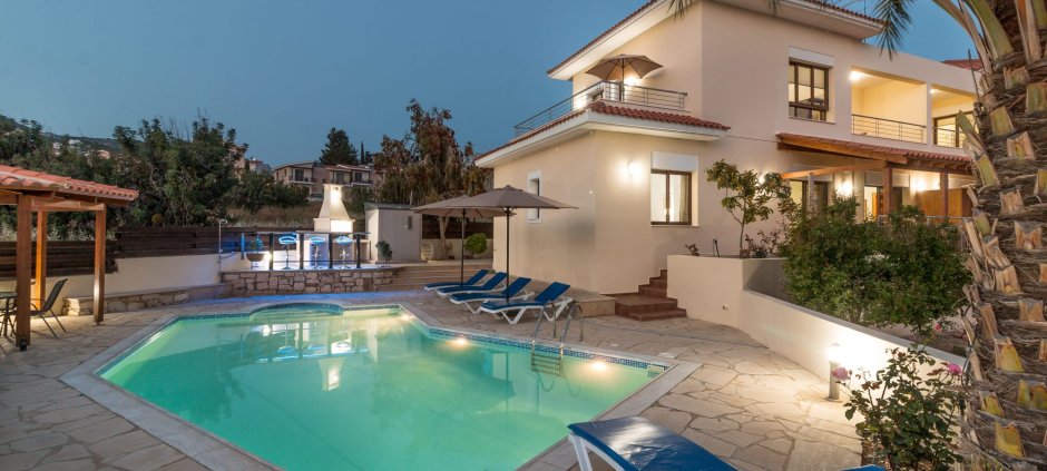 Вилла на Кипре с бассейном