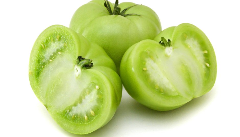 Зеленый помидор на белом фоне