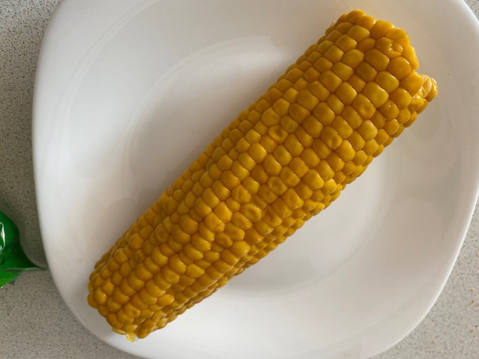 Тарелка с вареной кукурузой