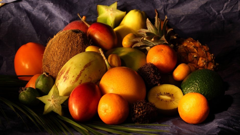 Тропические фрукты на столе