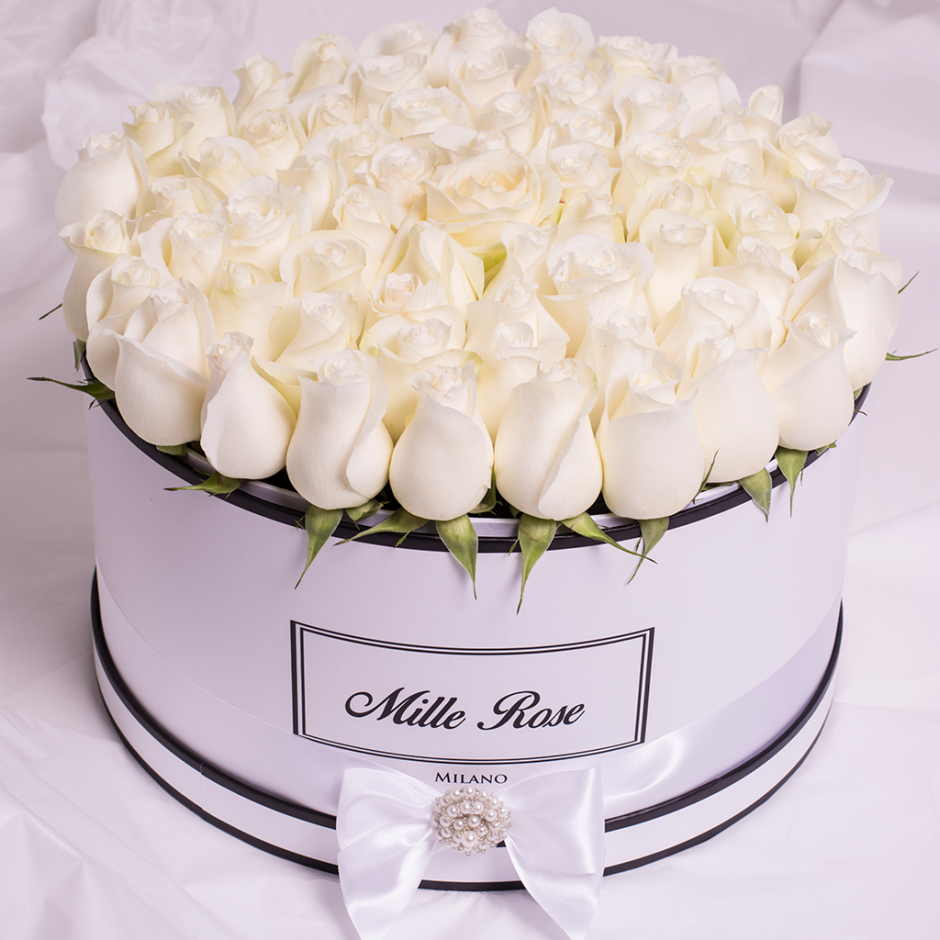 Белые розы в коробке с днем рождения